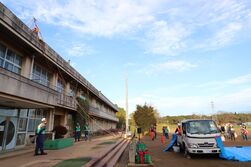 高所から水没車の避難者を救助する様子