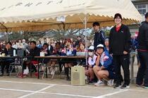 競技の実況中継をする係生徒