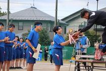 マスゲーム優勝のトロフィーを受け取る青団