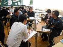 授業参観後に協議する先生方の様子