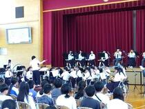 演奏をする吹奏楽部の生徒