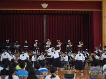 曲にあわせてダンスを踊る吹奏楽部の生徒たち