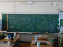 意気込みの書かれた教室の黒板