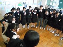 円陣を組み、気合いを入れている様子