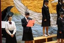 クラス紹介をする生徒