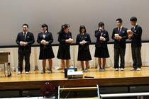 在校生からの記念品贈呈