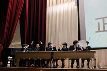 クイズに正解して喜ぶ生徒たち