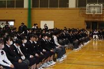 体育館に集まった１年生の様子