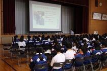 講師の説明を聞く生徒たち