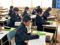 講話を聞く生徒たち