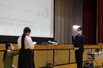 お礼の言葉を述べる生徒