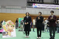 参加した高校生が並んでいる