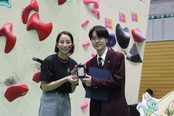 野口さんと高校生が並ぶ様子