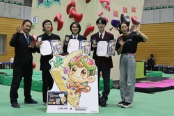 市長、野口さん、高校生で集合写真