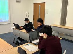 学生がアイデアを考える様子