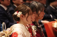 市長挨拶を聞く参加者