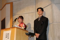 運営委員が司会をする様子