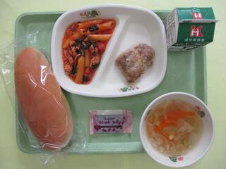 コッペパン・メープルジャム・ 牛乳・ チキンのぺペロン焼き・ トマトクリームペンネ ・野菜スープ