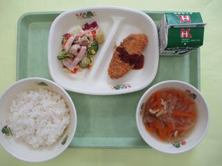 ご飯・ 牛乳・ マヒマヒフライ・ サウザンサラダ ・チキンロングライス