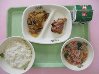 ご飯・ 牛乳・ 鶏肉のオイスターソース焼き ・なすのキムチ炒め・ かにかまスープ