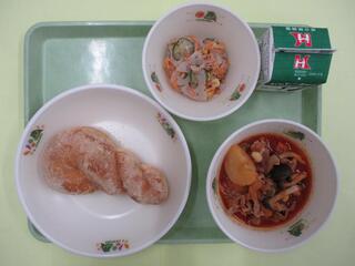 きなこ揚げパン・ 牛乳・ れんこんサラダ ・豚肉のチリトマト煮