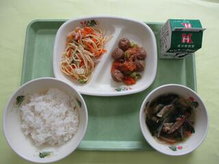ご飯 ・牛乳 ・ミートボールの甘辛炒め・ パスタサラダ・ 白菜スープ