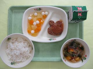 ご飯 ・牛乳 ・ハンバーグおろしソース・ お月見汁 ・フルーツ白玉
