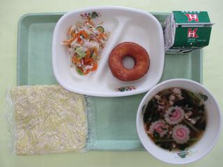 しょうゆラーメン （ソフト中華めん・ラーメンスープ）・ 牛乳・ チキンサラダ ・ミルクドーナツ