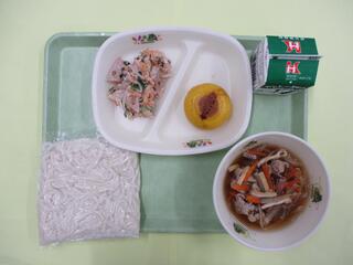 けんちんうどん （ソフトめん・うどん汁）・ 牛乳・ かぼちゃおやき・ 白菜とれんこんのサラダ