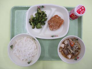 ご飯 ・発酵乳（いちご）・ 鶏肉のから揚げ・ ブロッコリーのおかか和え ・豚汁