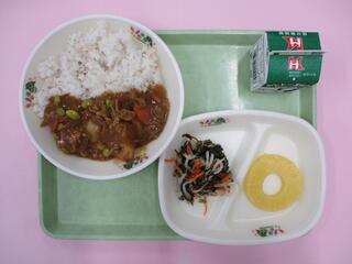 ポークカレーライス（麦ご飯・ポークカレー）・ 牛乳・ のリ酢和え・ パインアップル