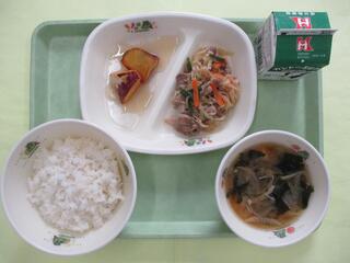ご飯・ 牛乳・ 豚肉のしょうが炒め・ 大学いも・ わかめのみそ汁