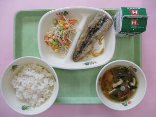 麦ご飯 ・牛乳・ さんまのかば焼き・ ごぼうサラダ・ さつまいものみそ汁