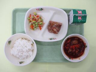 ご飯・ 牛乳・ 鶏肉のマーマレード焼き・ コーンと枝豆のサラダ ・米粉のブラウンシチュー