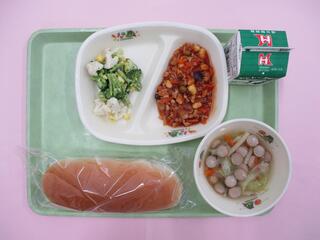 はちみつパン・ 牛乳・ ポークビーンズ・ 花野菜サラダ ・マカロニスープ