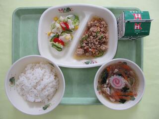 いばらきガパオ（ご飯・いばらきガパオの具）・ 牛乳・ カラフルサラダ・ 春雨スープ
