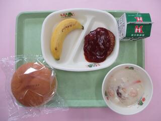 ハンバーガー（バンズパン・ バーガーパティデミグラスソース）・ 牛乳・ シェントウジャン風スープ ・台湾バナナ