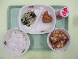 ご飯 ・発酵乳（いちご）・ 鶏肉のから揚げ・ しゃぶしゃぶサラダ・ マーボー豆腐