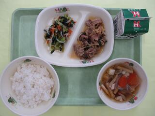 スタミナ丼（ご飯・スタミナ丼の具）・ 牛乳・ 小松菜のおひたし・ けんちん汁