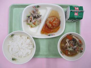 ご飯 ・牛乳 ・豆腐ハンバーグ和風あん ・豚肉ときのこのサラダ ・さけとおいものみそ汁
