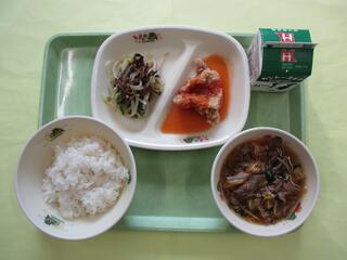 ご飯 ・牛乳 ・ヤンニョムチキン・ 小松菜ともやしのナムル・ 県産和牛のユッケジャン