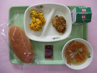 コッペパン・いちごジャム・ 牛乳・ 鶏肉の塩こうじカレー焼き・ かぼちゃのサラダ ・野菜と豆のスープ　