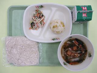 肉うどん (ソフトめん・肉うどん汁)・ 牛乳・ さつまいも蒸しパン・ ごま香るちくわサラダ　