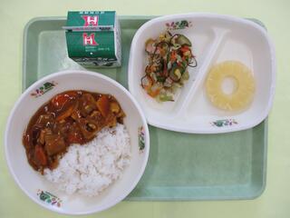 かみかみカレーライス (ご飯・かみかみカレー)・ 牛乳・ りっちゃんサラダ ・パインアップル