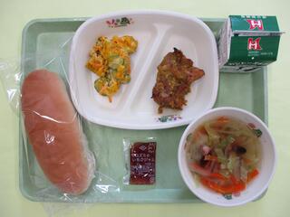 コッペパン・いちごジャム・ 牛乳・ 鶏肉の塩こうじカレー焼き・ かぼちゃのサラダ・ 野菜と豆のスープ　