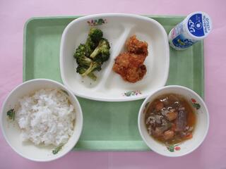 ご飯・発酵乳(プレーン)・ 鶏肉のからあげ・ ブロッコリーのおかか和え・ 豚汁