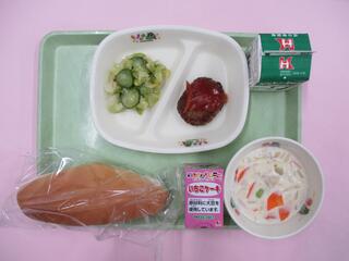 コッペパン・牛乳・ ハンバーグトマトソース・ グリーンサラダ・ クリームシチュー・ 米粉いちごケーキ