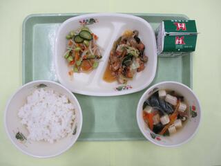 ご飯・ 牛乳・ 豚肉と厚揚げのみそ炒め・ 枝豆のサラダ・ わかめスープ