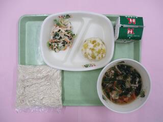 肉うどん (ソフトめん・肉うどん汁)・ 牛乳・ さつまいも蒸しパン・ ごま香るちくわサラダ　