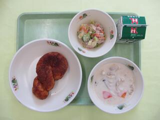 ココア揚げパン・ 牛乳・ れんこんサラダ・ コーンシチュー